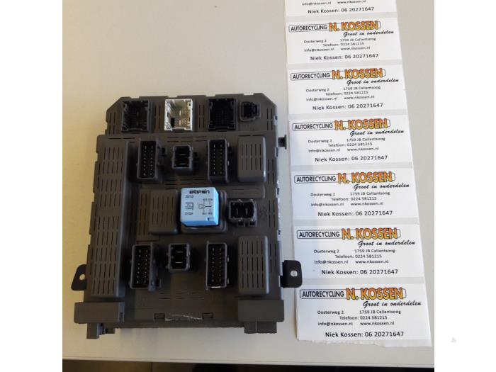 Caja de fusibles de un Peugeot 607 (9D/U) 2.2 16V 2001