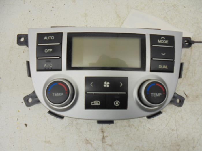 Panel de control de aire acondicionado de un Hyundai Santafe 2008