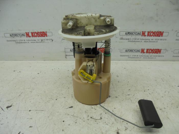 Begagnade Bensinpump Renault Clio II (BB/CB) 1.4 Pris på förfrågan erbjuds av N Kossen Autorecycling BV