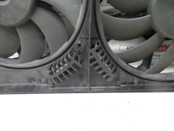 Cooling fan housing from a Opel Vectra C GTS 2.0 DTI 16V 2003