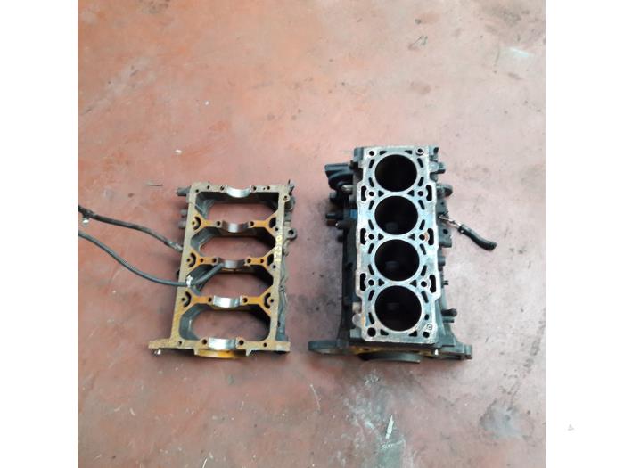 Used Engine crankcase Hyundai Santafe Price on request offered by N Kossen Autorecycling BV