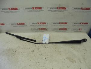 Used Front wiper arm Renault Twingo II (CN) 1.5 dCi 90 FAP Price on request offered by N Kossen Autorecycling BV