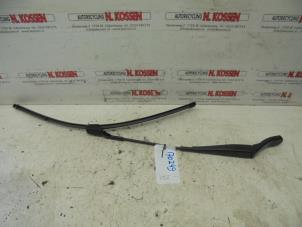 Used Front wiper arm Renault Twingo II (CN) 1.5 dCi 90 FAP Price on request offered by N Kossen Autorecycling BV