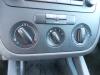 Panel de control de aire acondicionado de un Volkswagen Golf V (1K1) 1.4 16V 2004