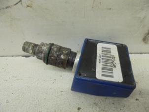 Usados Sensor de presión de neumáticos Renault Laguna II (BG) 1.8 16V Precio de solicitud ofrecido por N Kossen Autorecycling BV