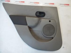Używane Tapicerka drzwi lewych tylnych wersja 4-drzwiowa Renault Modus/Grand Modus (JP) 1.5 dCi 65 FAP Cena na żądanie oferowane przez N Kossen Autorecycling BV