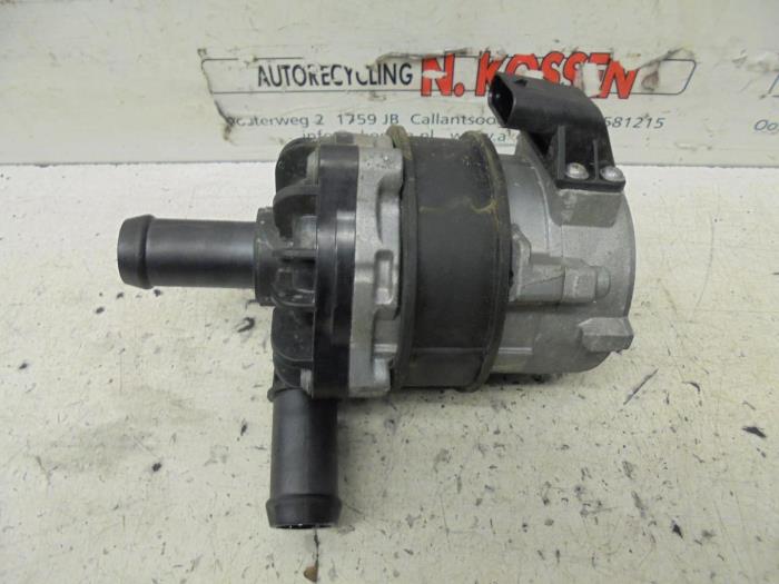 Begagnade Extra vattenpump Smart Fortwo Coupé (451.3) Electric Drive Pris på förfrågan erbjuds av N Kossen Autorecycling BV