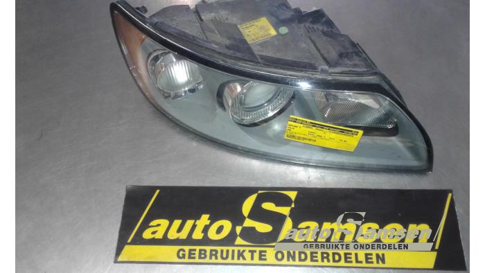 Używane Reflektor prawy Volvo V50 (MW) 2.4 20V Cena € 75,00 Procedura marży oferowane przez Auto Samsen B.V.