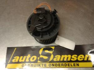 Usados Motor de ventilador de calefactor Toyota Aygo (B40) 1.0 12V VVT-i Precio € 50,00 Norma de margen ofrecido por Auto Samsen B.V.
