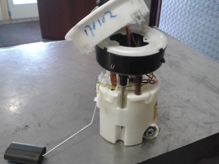 Electric fuel pump from a Ford Fiesta 6 (JA8) 1.4 16V LPG 2012