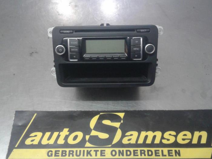 Radio CD player from a Volkswagen Polo V (6R) 1.2 TDI 12V BlueMotion 2011