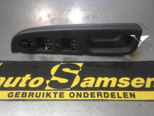 Używane Przelacznik elektrycznej szyby Volkswagen Golf V (1K1) 1.6 FSI 16V Cena € 40,00 Procedura marży oferowane przez Auto Samsen B.V.
