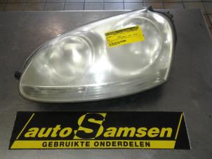 Używane Reflektor lewy Volkswagen Golf V (1K1) 1.6 FSI 16V Cena € 50,00 Procedura marży oferowane przez Auto Samsen B.V.