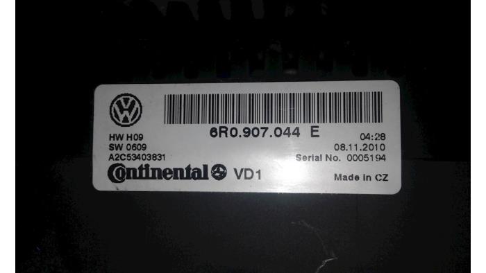 Panel de control de calefacción de un Volkswagen Polo V (6R) 1.2 TDI 12V BlueMotion 2011