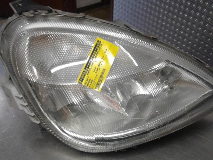 Headlight, right from a Mercedes-Benz A (W168) 1.4 A-140 1999