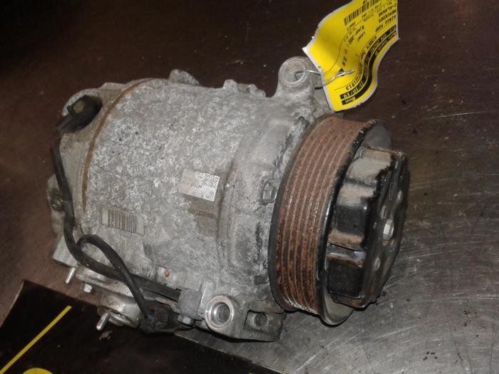 Air conditioning pump from a Mercedes-Benz C Combi (S203) 2.2 C-200 CDI 16V 2002