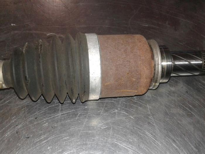 Front drive shaft, left from a Renault Clio III (BR/CR) 1.2 16V 75 2006
