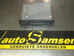 Gebrauchte Radio CD Spieler Renault Clio III (BR/CR) 1.2 16V 75 Preis € 75,00 Margenregelung angeboten von Auto Samsen B.V.