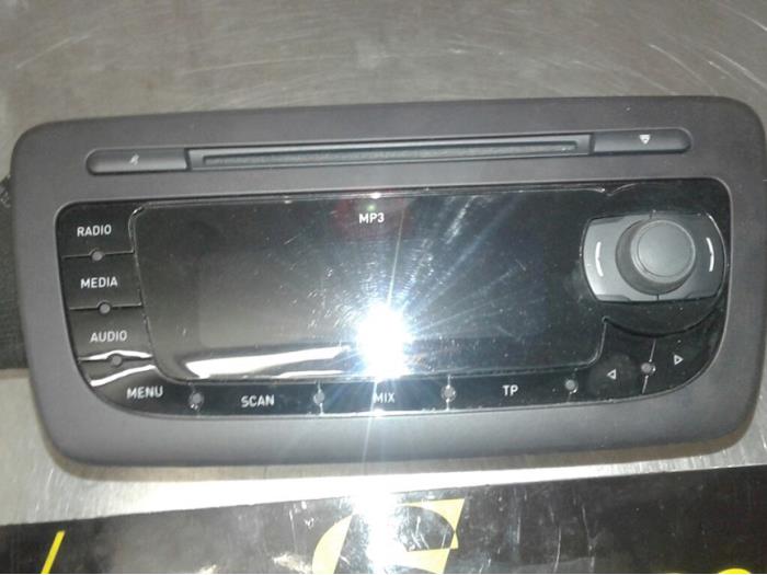 Radio/CD player (miscellaneous) from a Seat Ibiza IV (6J5) 1.2 TDI Ecomotive 2011