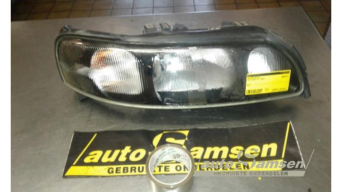 Używane Reflektor prawy Volvo S60 I (RS/HV) 2.4 20V 140 Cena € 75,00 Procedura marży oferowane przez Auto Samsen B.V.