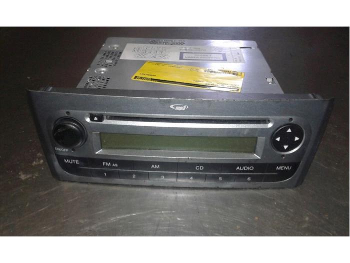 Reproductor de CD y radio de un Fiat Grande Punto (199) 1.4 2009