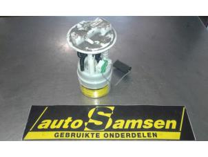 Używane Elektryczna pompa paliwa Renault Twingo II (CN) 1.2 Cena € 50,00 Procedura marży oferowane przez Auto Samsen B.V.