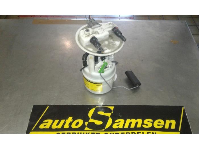 Electric fuel pump from a Renault Clio IV (5R) 0.9 Energy TCE 90 12V 2016