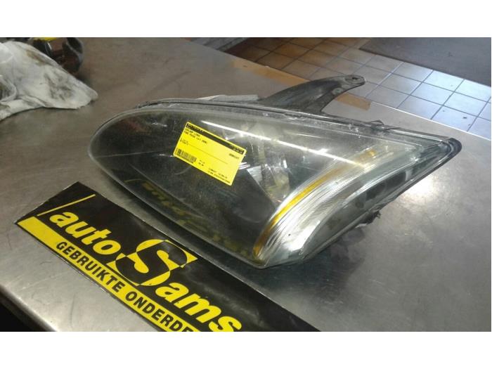 Headlight, left from a Ford Focus 2 Wagon 1.6 TDCi 16V 110 2006