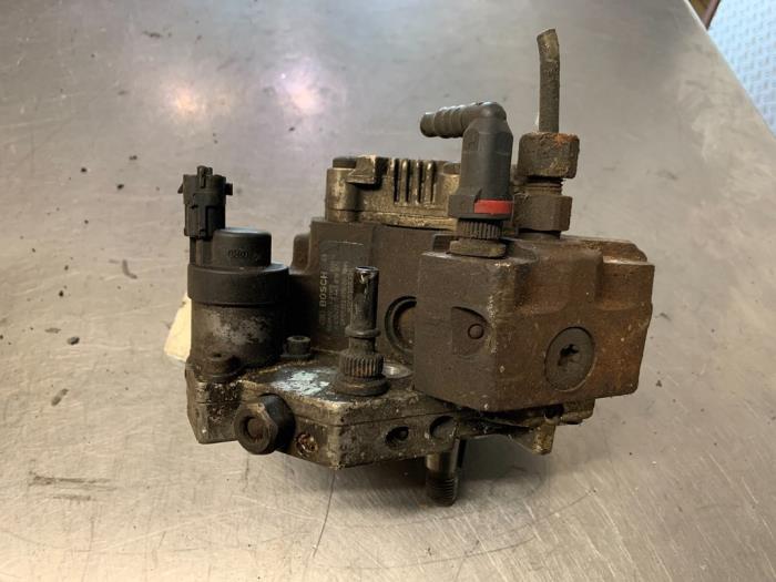 Diesel pump from a Renault Trafic New (FL) 1.9 dCi 100 16V 2002