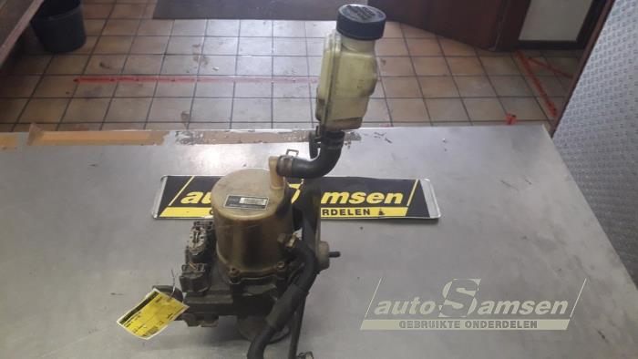 Usagé Pompe de direction Mazda 5 (CR19) 2.0i 16V Prix € 75,00 Règlement à la marge proposé par Auto Samsen B.V.