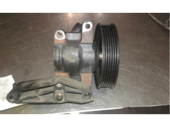 Power steering pump from a Mazda 2 (NB/NC/ND/NE) 1.4 16V 2003