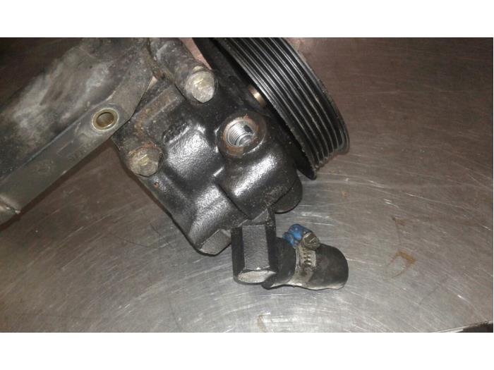 Power steering pump from a Mazda 2 (NB/NC/ND/NE) 1.4 16V 2003