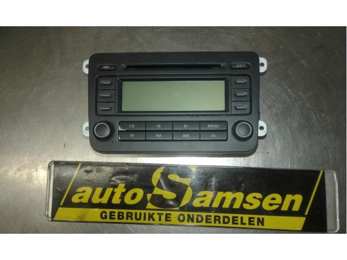 Radio CD player from a Volkswagen Golf V (1K1) 1.4 FSI 16V 2004