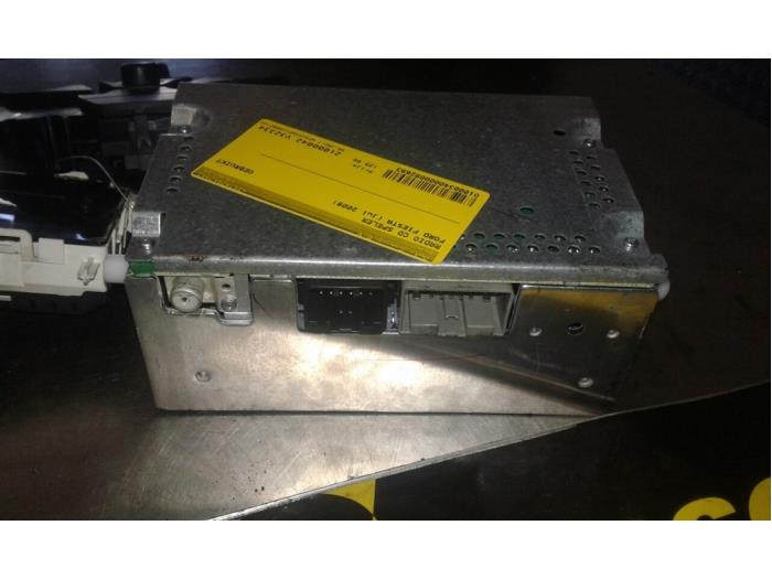 Radio CD player from a Ford Fiesta 6 (JA8) 1.25 16V 2009