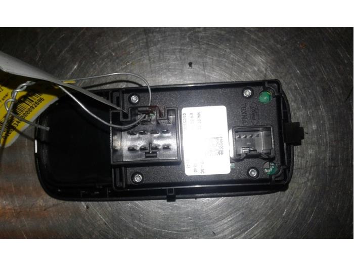 Electric window switch from a Ford Fiesta 6 (JA8) 1.25 16V 2009