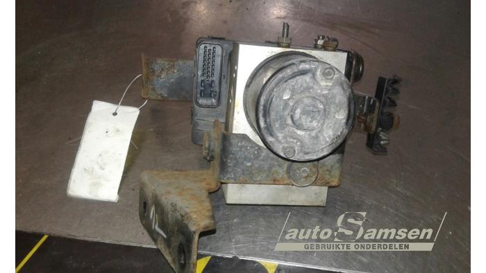 ABS-pump från en Hyundai Santa Fe I 2.0 CRDi 16V 4x4 2005