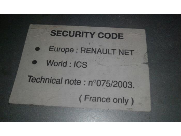 Reproductor de CD y radio de un Renault Clio III (BR/CR) 1.4 16V 2006