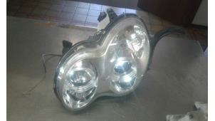 Used Headlight, left Mercedes C Combi (S203) 2.0 C-200K 16V Price € 50,00 Margin scheme offered by Auto Samsen B.V.