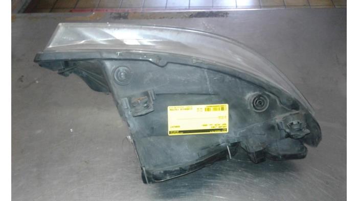 Headlight, left from a Seat Ibiza III (6L1) 1.4 16V 85 2008