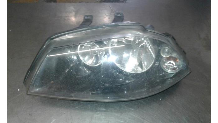 Headlight, left from a Seat Ibiza III (6L1) 1.4 16V 85 2008