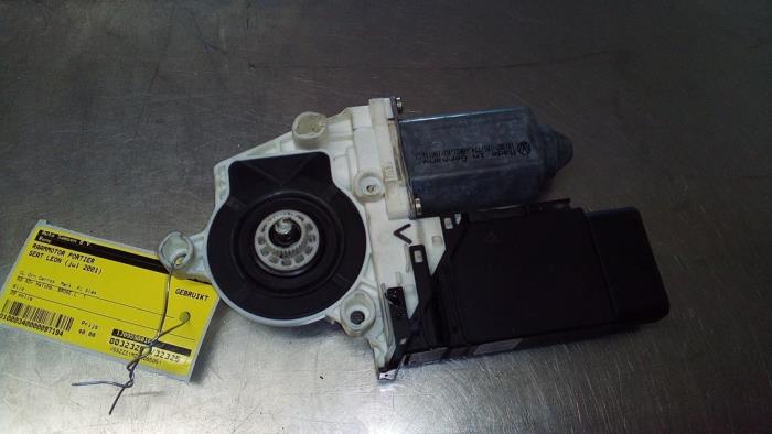 Motor de ventanilla de puerta de un Seat Leon (1M1) 1.6 16V 2001