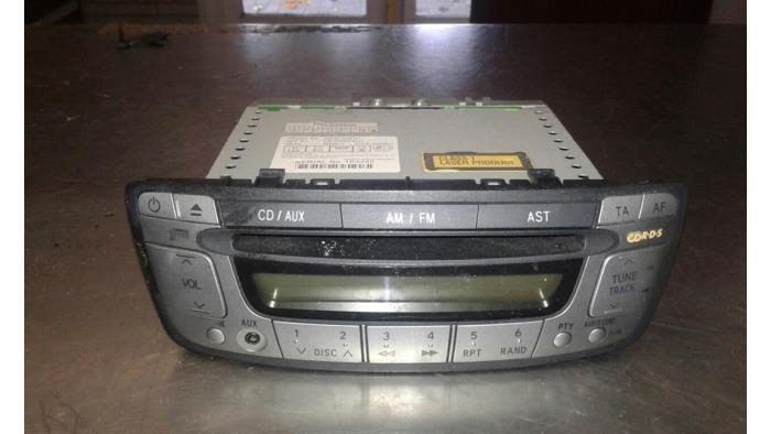 Radio CD Spieler van een Toyota Aygo (B10) 1.0 12V VVT-i 2005