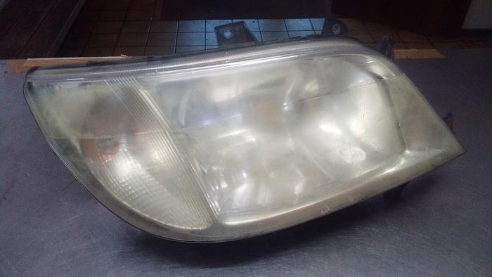 Headlight, right from a Mercedes-Benz Sprinter 2t (901/902) 208 CDI 16V 2006