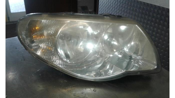 Headlight, right from a Chrysler Voyager/Grand Voyager (RG) 2.8 CRD 16V Autom. 2007