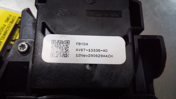 Interruptor combinado columna de dirección de un Ford Focus 3 Wagon 1.6 TDCi ECOnetic 2013