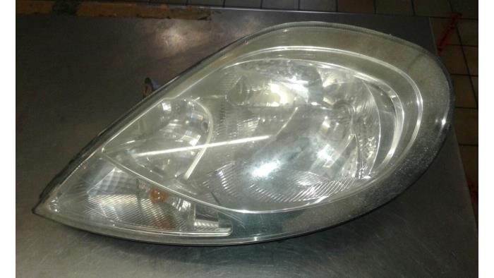 Headlight, left from a Opel Vivaro 2.0 CDTI 2008
