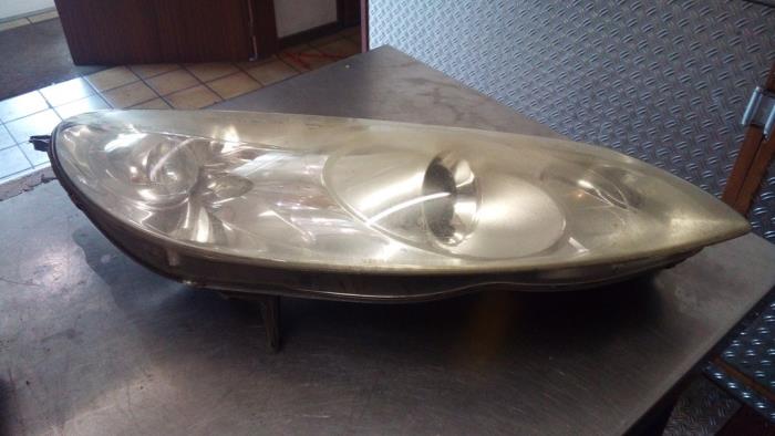 Headlight, right from a Peugeot 407 SW (6E) 2.0 16V 2005