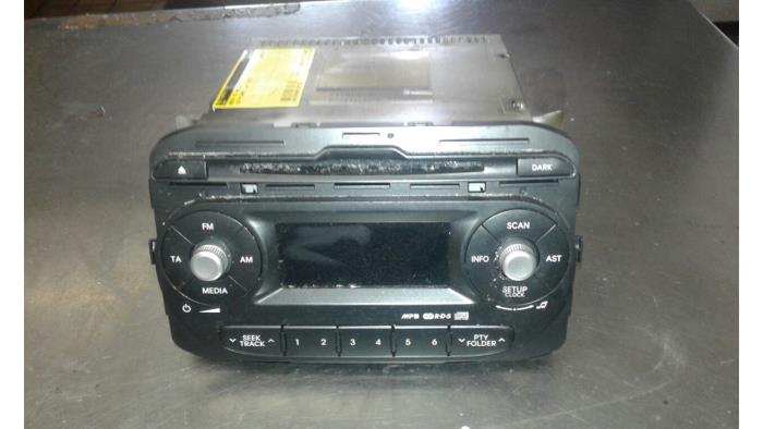 Reproductor de CD y radio de un Kia Picanto (TA) 1.2 16V 2013