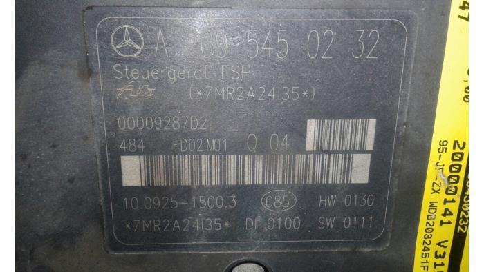 ABS Pumpe van een Mercedes-Benz C Combi (S203) 2.0 C-200K 16V 2002