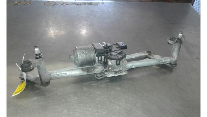 Front wiper motor from a Volkswagen Polo V (6R) 1.2 TSI 2013